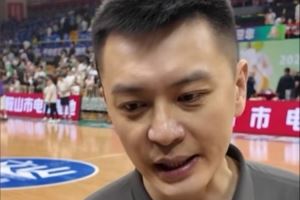 杨鸣:我们锋线内线高度都在降 只能通过速度拼劲减少错误来弥补