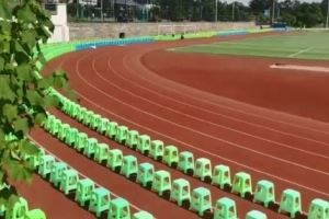 更近距离观赛!川超内江主场跑道内摆放了塑料矮凳
