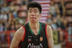 西乙常规赛首秀!余嘉豪9分3板&罚球10中7&正负值-1 球队惨败24分