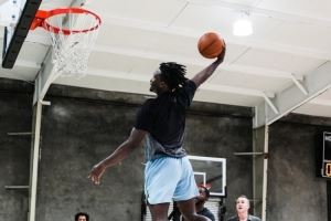 首场NBA季前赛全力出击 篮球激战一触即发!