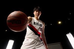 杨瀚森:现在能靠捕捉关键词猜队友意思 猜错了也问题不大