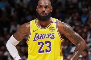 美记:詹姆斯专门练了接球投篮 预计打无球会比生涯任何时候都多