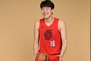 杨瀚森:利拉德和霍勒迪都很和蔼 教了我很多 新赛季不紧张