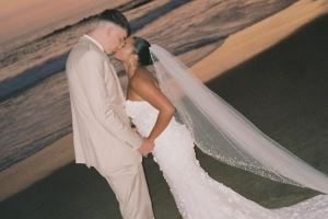 成家立业!湖人球员拉拉维亚晒出结婚照:2025年9月27日💍❤