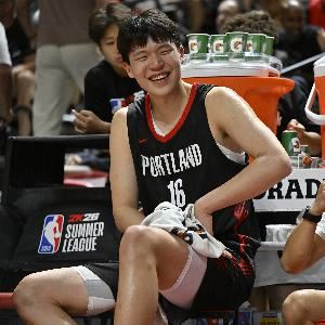 杨瀚森:平时翻译做饭 他不在就自己做 会面条炒鸡蛋和酱油蘸豆腐