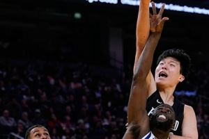  杨瀚森：季前赛对抗强度比夏联强很多 需要提升自己的体能和对抗