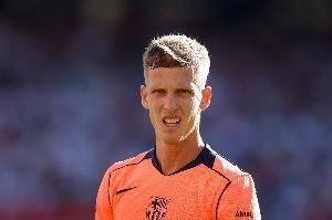 马卡报：卡萨多赛前热身时身体不适，奥尔莫临时被调整入首发