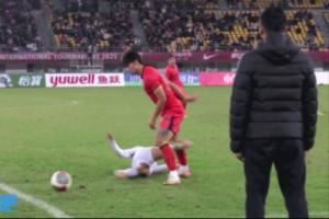  【放大镜】对手倒地时顺势朝汪士钦的方向踢了一脚，导致后者爆发