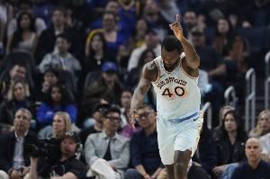  北卡黑鹰！哈里森·巴恩斯内外开花 一人轰出7-0率队反超打停灰熊